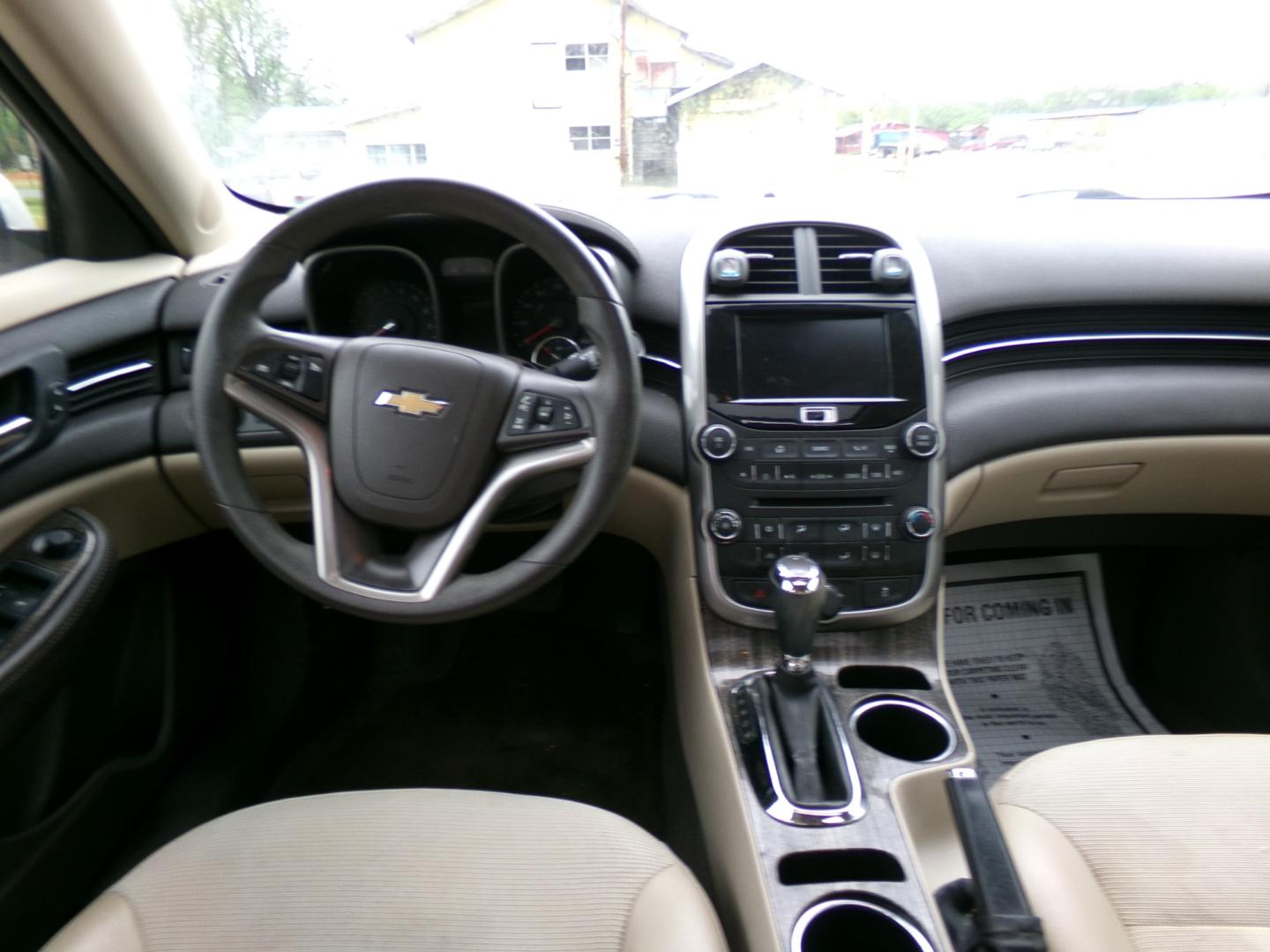 2015 White /Tan Chevrolet Malibu 1LT (1G11C5SL1FF) with an 2.5L L4 DOHC 16V engine, 6-Speed Automatic transmission, located at 401 First NE, Bearden, AR, 71720, (870) 687-3414, 33.726528, -92.611519 - Photo#18